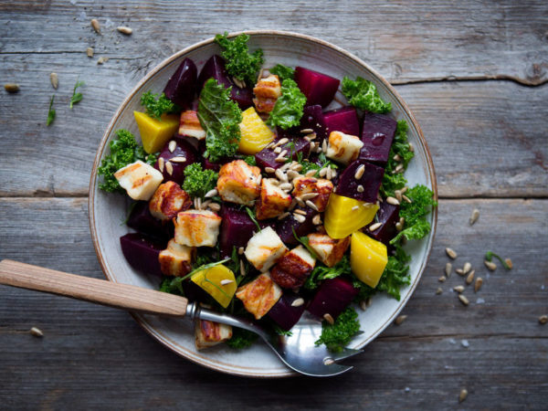 Beet salad with halloumi cheese and mixed seeds.